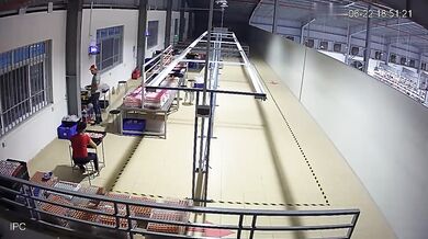 劲爆猛料监控偷拍某工厂流水线主管潜规则女工，内射后一本正经装作检查工作幸亏主管是秒射男不然被发现了